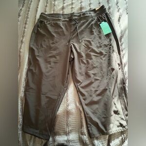 Woman’s Crop Workout Pants